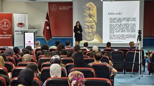 Dr. Öğr. Üyesi Banu Davun tarafından Aksaray Milli Eğitim Akademisi'nde Akademide Kültür ve Sanat Uygulamaları Konferansı Düzenlendi